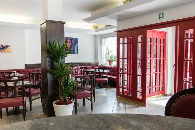 Hotel Milano Tione di Trento Buitenkant foto